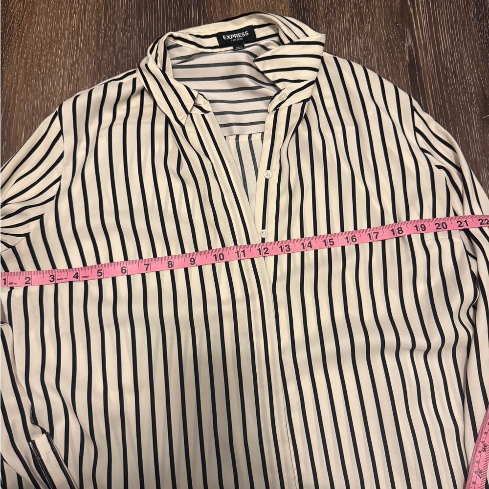 Large Express Black and White Striped Blouse with Long Sleeves - Picture 4 of 6